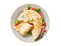 Piadina com presunto, mozzarella, tomate, curgete e rúcula num prato listrado.