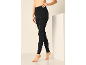 Collants pretos opacos de mulher, usados por uma modelo contra um fundo claro.