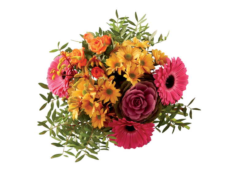 Vibrante buquê de flores com gérberas rosa, crisântemos amarelos e rosas laranja.