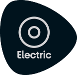 Emblema preto com um círculo branco e a palavra 'Electric' em branco.