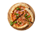 Pizza com fiambre, pesto e manjericão numa tábua de madeira, com duas fatias ao lado.