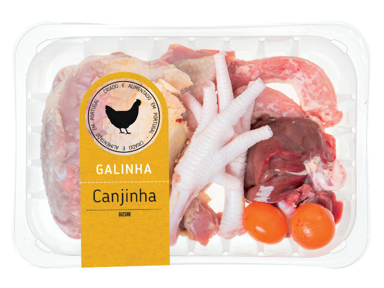 Embalagem de partes de frango cruas para canjinha, incluindo pés, pescoço, miúdos e duas gemas.
