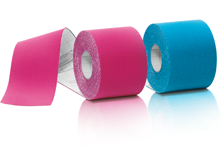 Dois rolos de fita cinesiológica rosa e um rolo azul sobre fundo preto.