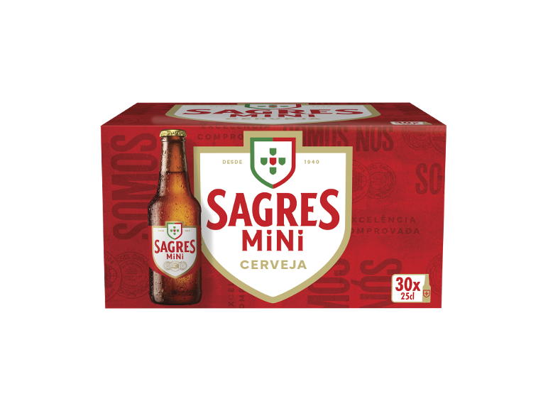 Caixa de Sagres Mini Lagerbier 30x25cl com uma garrafa de cerveja Sagres Mini.