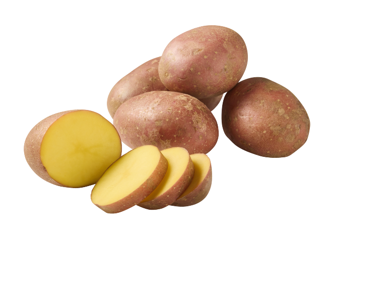 Batatas vermelhas inteiras e fatiadas sobre fundo preto.
