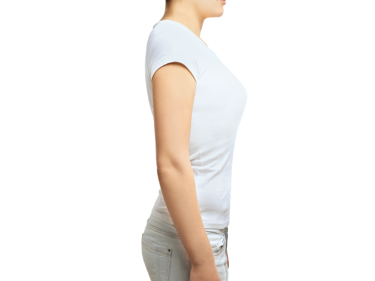 Mulher de t-shirt branca e jeans claros, vista lateral