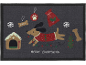 Capacho de Natal com um cão, casa de gengibre e decorações, com o texto 'MERRY EVERYTHING'.
