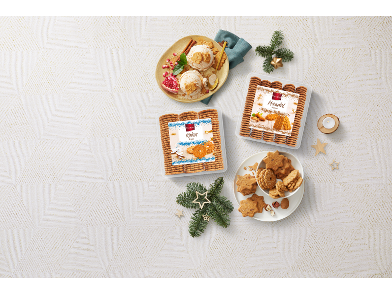 Sortido de bolachas de Natal Favorina com gelado e decorações festivas.