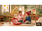 Crianças a brincar aos médicos com brinquedos num quarto infantil com decorações de Natal.