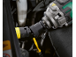 Chave de impacto com adaptador no compartimento do motor de um carro.