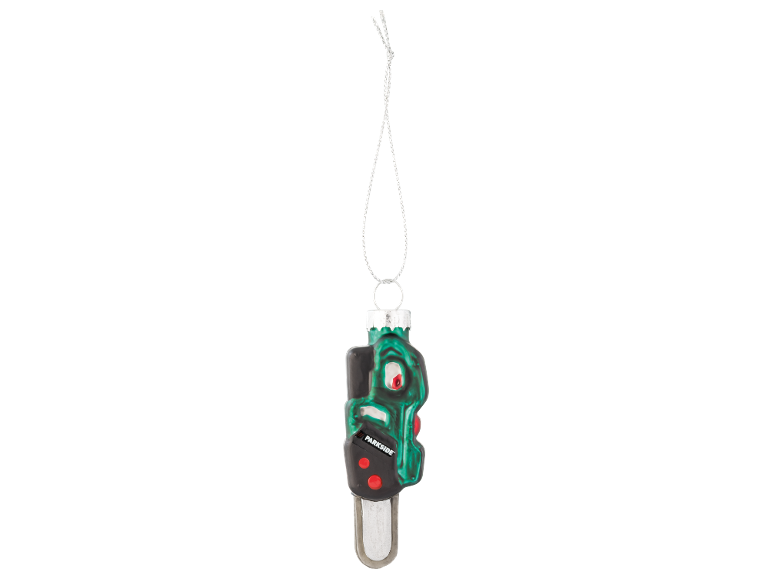 Enfeite de Natal em forma de ferramenta verde e preta com detalhes vermelhos.