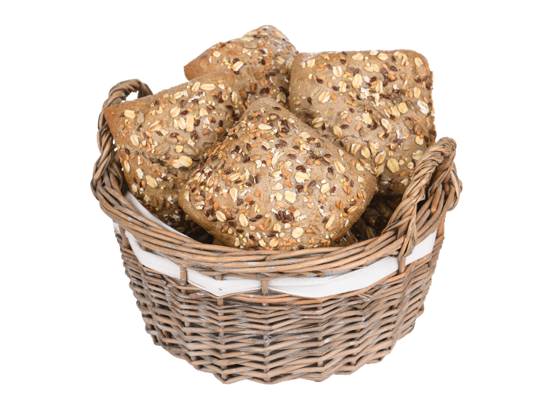 Cesto de vime com quatro pães multigrãos.