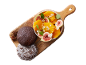 Salada de frutas com laranja e figos, biscoitos de gengibre e anis estrelado numa tábua de madeira.