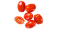 Tomates cereja vermelhos frescos, inteiros e cortados ao meio, com gotas de água.