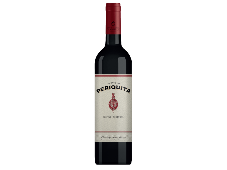 Garrafa de vinho tinto com rótulo creme apresentando um brasão e o nome Periquita.