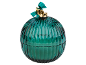 Bola de Natal de vidro canelado verde esmeralda com fita e sino dourado.