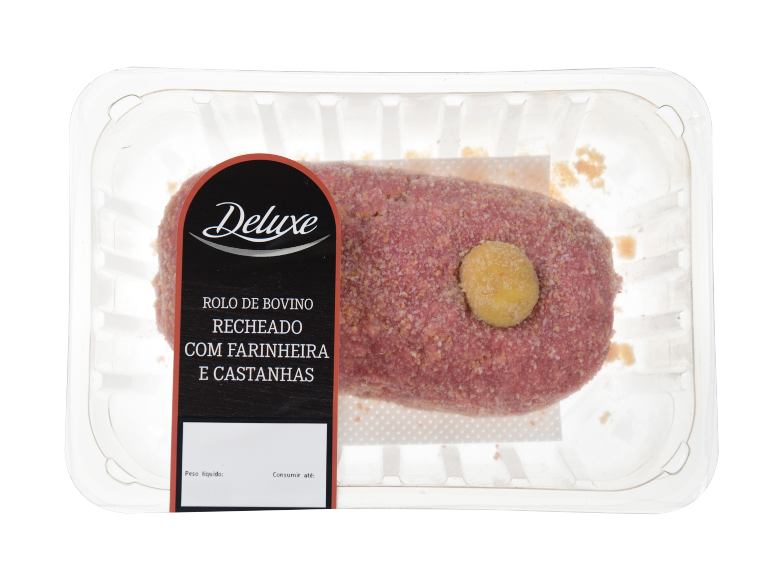 Rolo de bovino Deluxe recheado com farinheira e castanhas em embalagem de plástico.