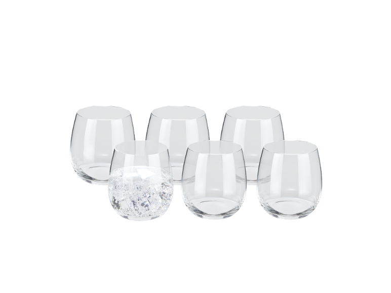 Conjunto de seis copos transparentes sem haste, um cheio de gelo e água com gás.