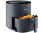 Fritadeira de ar quente cinzenta escura com cesto estendido cheio de batatas fritas douradas.