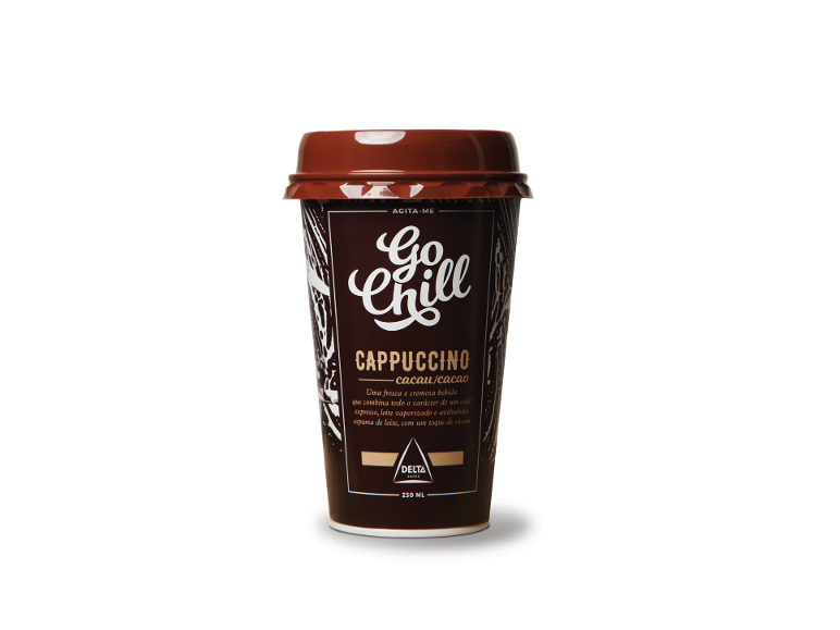 Copo de cappuccino gelado com sabor a cacau com a inscrição 'Go Chill'.