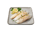 Três filetes de peixe com limão, salsa e especiarias num prato cinzento.