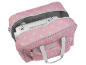 Saco rosa de bolinhas para máquina de costura com uma máquina de costura dentro.