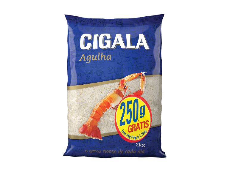 Embalagem de arroz com camarão, com as inscrições “250g GRÁTIS” e “2kg”.