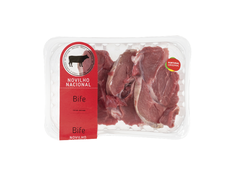 Embalagem de bifes de novilho Novilho Nacional crus, com rótulo a dizer 'Nascido, criado e alimentado em Portugal'.