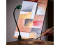 Luz de trabalho LED flexível iluminando a pintura e paleta de um artista.