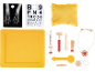 Kit médico de brinquedo com raio-x, tabela de visão, almofada e instrumentos de madeira.
