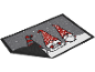 Capacho de Natal com três gnomos, um com o texto 'MERRY CHRISTMAS' e outro com 'JOY'.