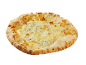 Pizza de quatro queijos com crosta dourada sobre fundo preto.