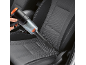 Aspirador de mão a limpar o interior de um carro, com bancos de tecido cinzento e preto.