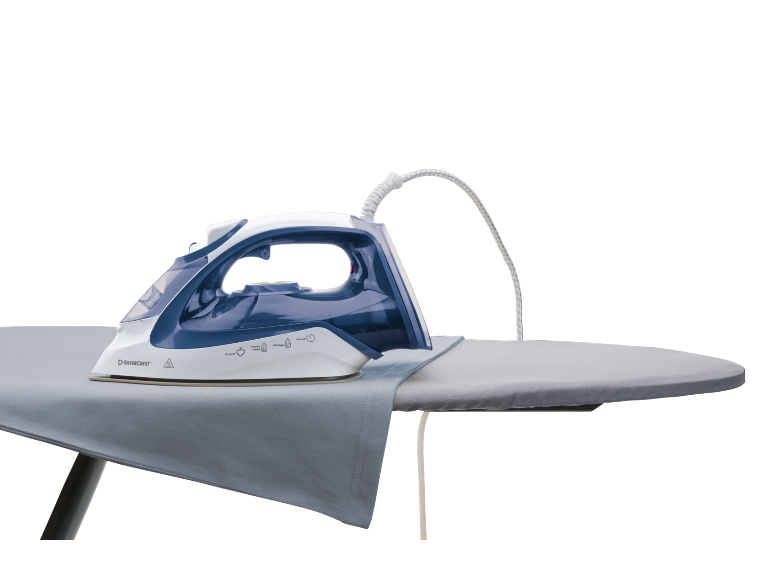 Ferro a vapor branco e azul numa tábua de engomar com um pano cinzento.
