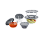 Um conjunto de tigelas de vidro para alimentos com tampas cinzentas, algumas cheias de salada, sopa e azeitonas.