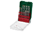 Conjunto de brocas de vários tamanhos numa caixa verde e vermelha.