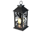 Lanterna decorativa preta com silhuetas de corvos e árvores, iluminada por uma vela.