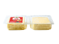 Duas embalagens de fatias de queijo, uma com rótulo vermelho que diz «FORMATO FAMILIAR».
