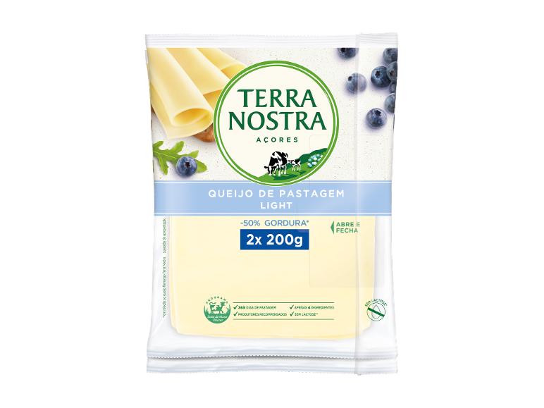 Embalagem com 2x200g de fatias de queijo light, com mirtilos e ervas no fundo.