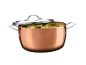 Panela de cobre com tampa de metal, cheia de vegetais picados