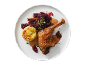 Perna de pato assada com couve roxa, batatas e molho num prato branco.