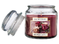Vela perfumada 'Winter Berries' com tampa de vidro ao lado