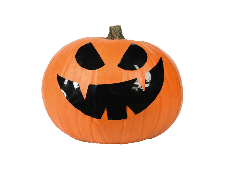 Abóbora de Halloween com autocolantes pretos para o rosto num fundo preto.