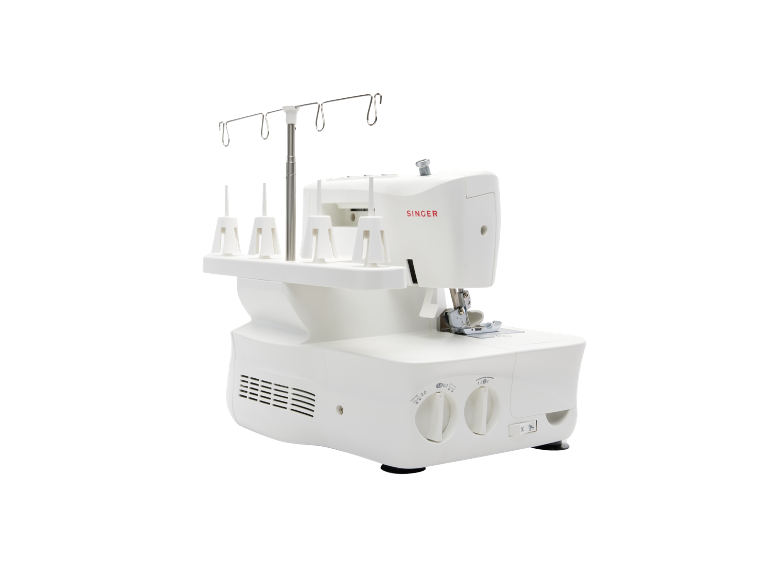 Máquina de costura overlock branca com suporte de linha e mostradores de controlo.