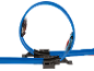 Pista de carros de brinquedo azul com um loop e dois carros de brinquedo em movimento.