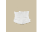 Conjunto de roupa de cama branca com duas almofadas e um edredão dobrado.