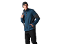 Homem com casaco de lã azul, gorro preto e calças pretas, com uma mochila.