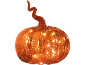 Abóbora de vidro laranja iluminada com caule torcido sobre fundo preto.