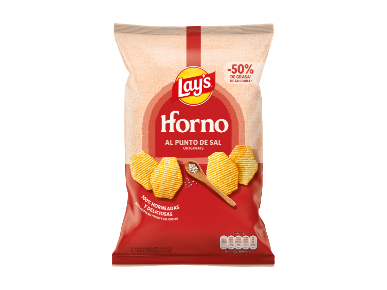 Saco de batatas fritas no forno com um toque de sal.