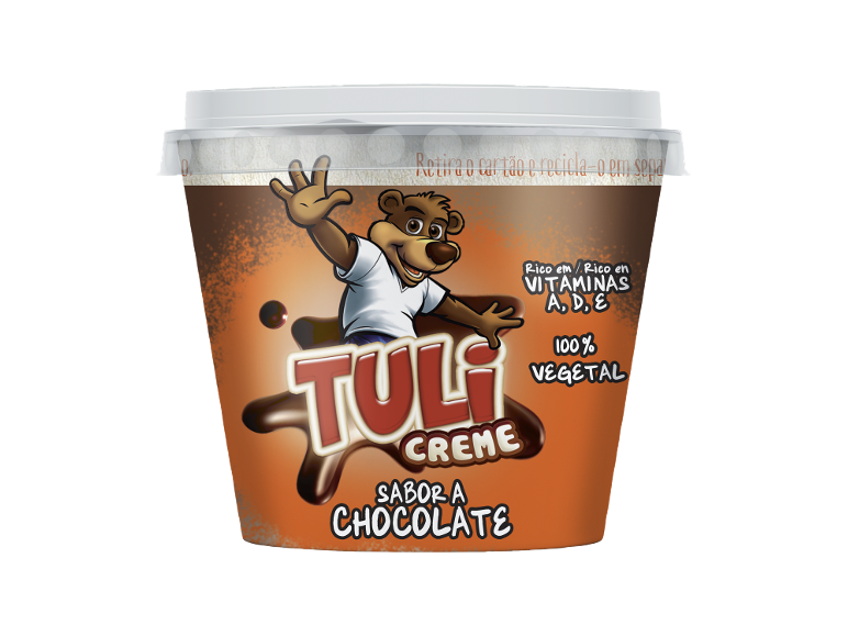 Sobremesa de creme de chocolate com mascote de urso, rica em vitaminas A, D, E e 100% vegetal.